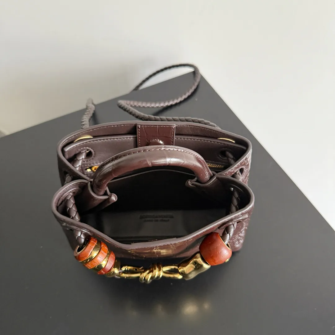 Batch 2880 BOTTEGA VENETA crocodile leather mini andiamo is paired with a four-piece oak hardware set, making the entire bag more layered. As a classic model of the BV family, each innovation brings different surprises to fans. There are three ways to carry it with different makeup. Crocodile skin is called the gold in leather and is famous for its top luxury and rarity. During use, the luster of the crocodile skin will not fade or fade with time. No matter how long it is used, it will still remain new. And because each crocodile skin is different, the effect of each crocodile leather bag is different. Style number: 777614+wood hardware Size: 22*15.5*9cm